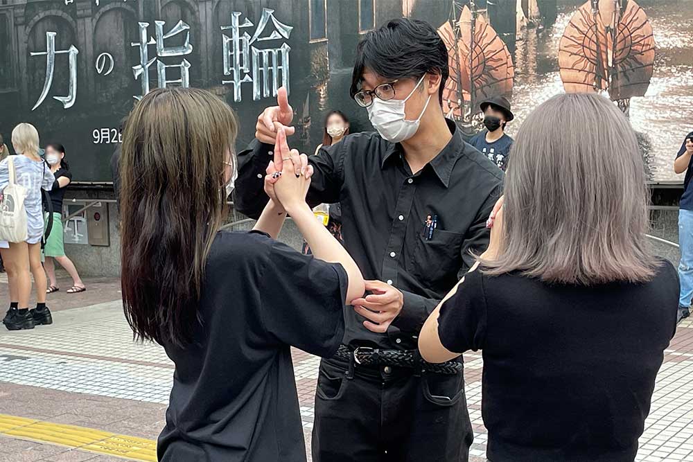 川崎智弘先生のストリート催眠で２人の女性が体験